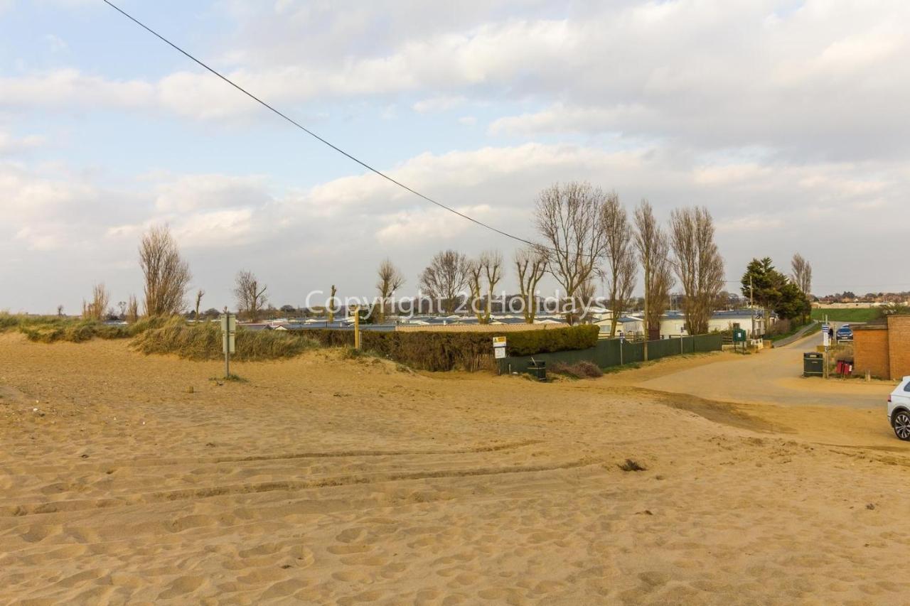 Stunning 7 Berth Lodge With Full-Wrap Decking, Heacham Beach, Norfolk Ref 21039F - B&B Heacham