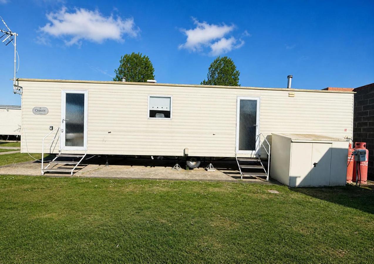 Homely 8 Berth Caravan At Highfield Grange In Essex Ref 26263E - B&B Clacton-on-Sea