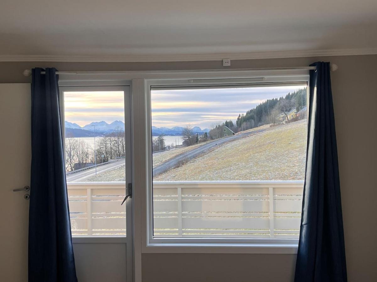 Bright apartment with a view by the sea - Chambres d'hôtes Hjelset