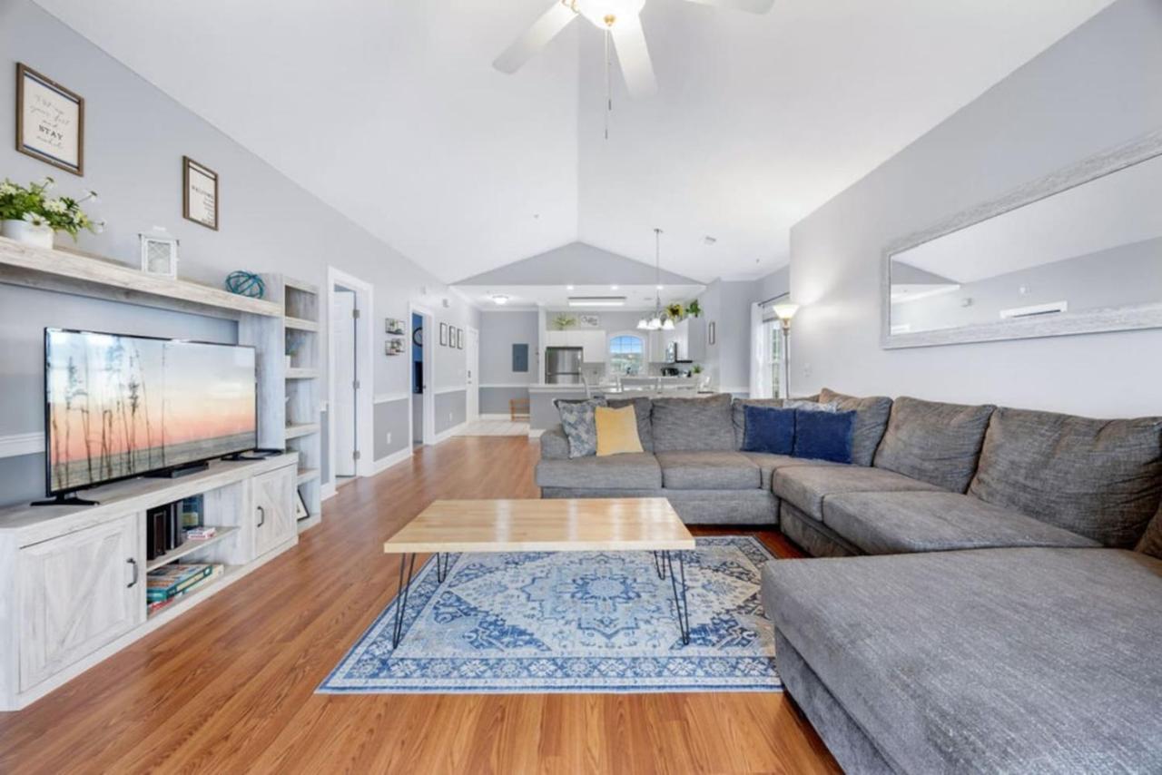 Magnolia - 8 Min to Beach, Pool, Balcony, Steps to Fun - B&B Myrtle Beach