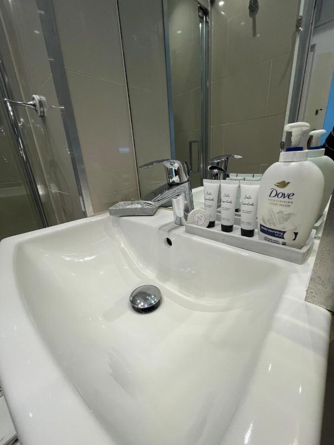 Chic Modern Studio Apartment near Heathrow Airport - B&B Hounslow