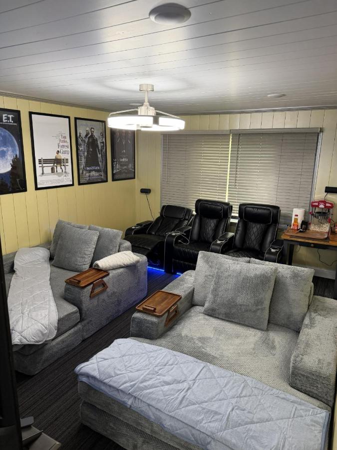 Hot Tub and Home Theatre in the Hood - Ferienwohnung Moorhead