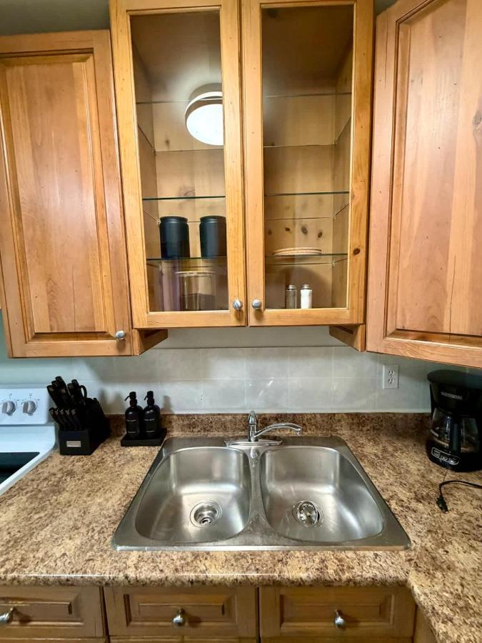 Modern Cozy 2 BR Retreat Near DT & CTrain - Ferienwohnung Calgary