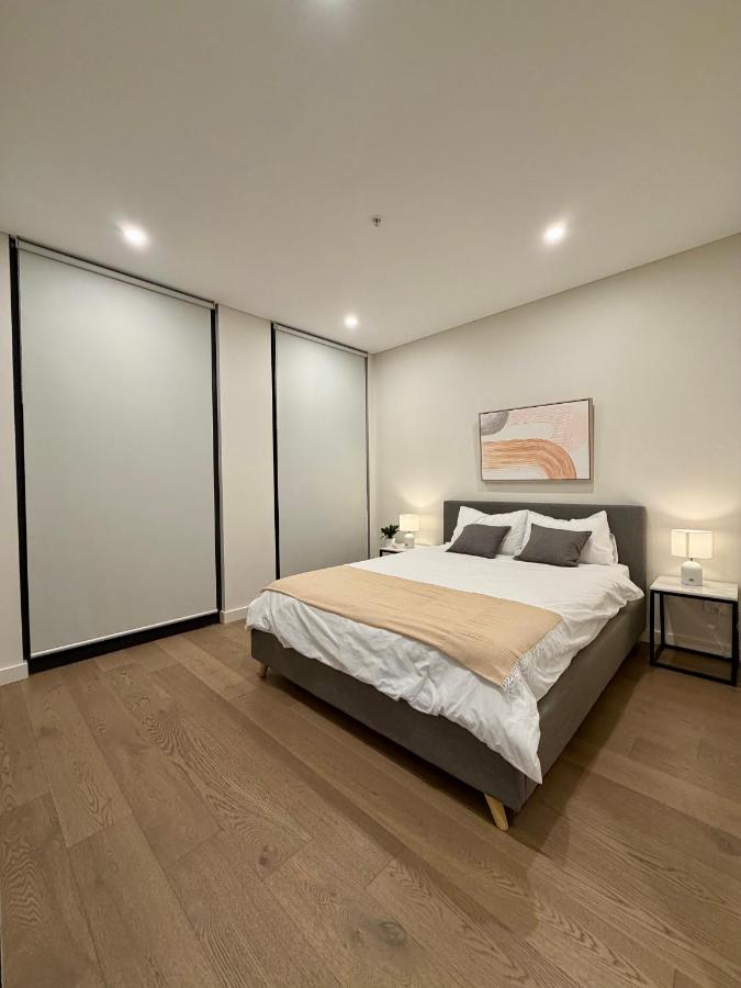Stylish 3BR Apartment, Next to Stadium, Large Terrace, Free WiFi - B&B Sydney