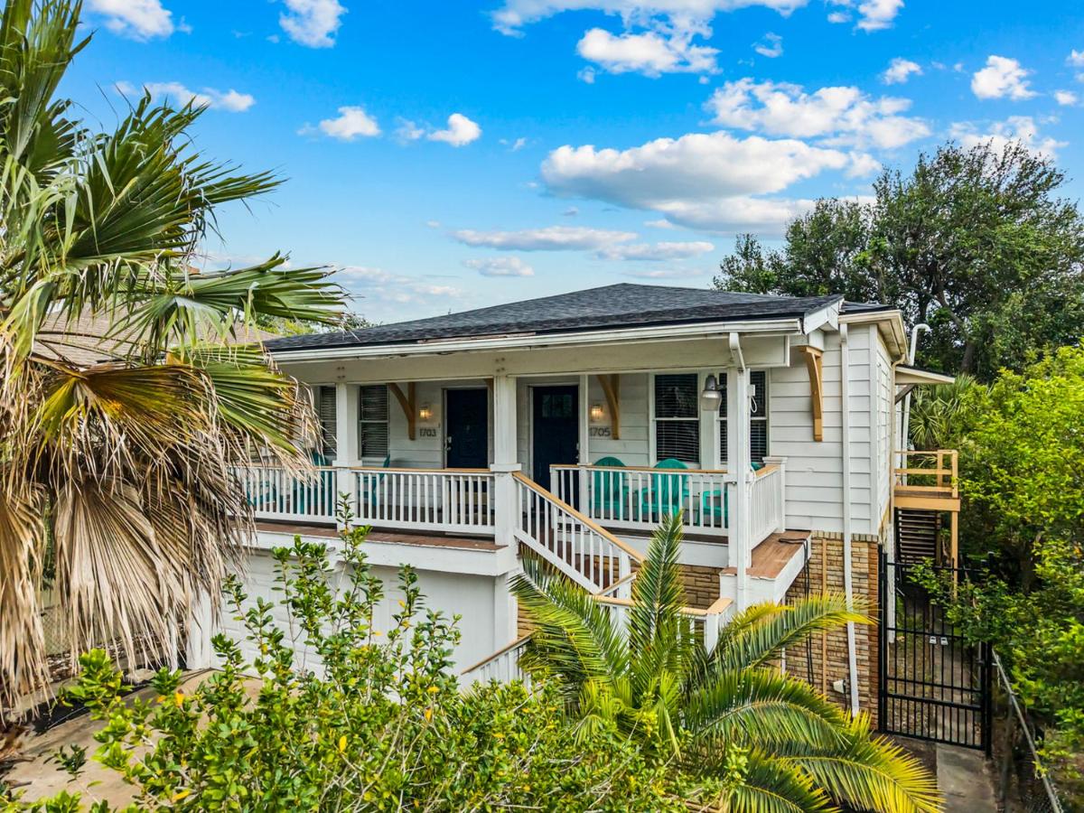Port Side at M Historic Lost Bayou Retreat Walk to Beach Sleeps 6 - Bed and Breakfast Galveston
