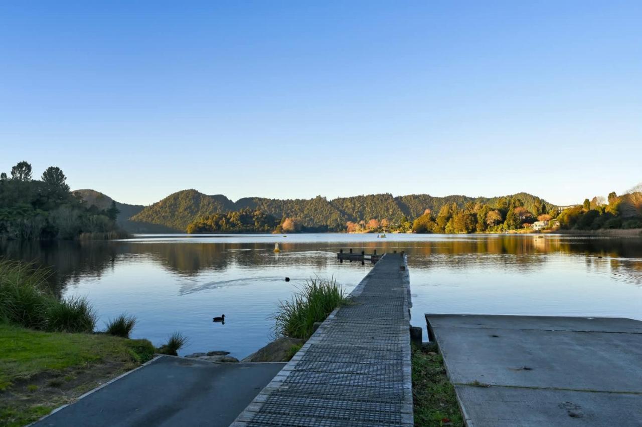 Lake Okareka - Spa Pool and Log Fire Sleeps 12 walk to the lake - B&B Rotorua