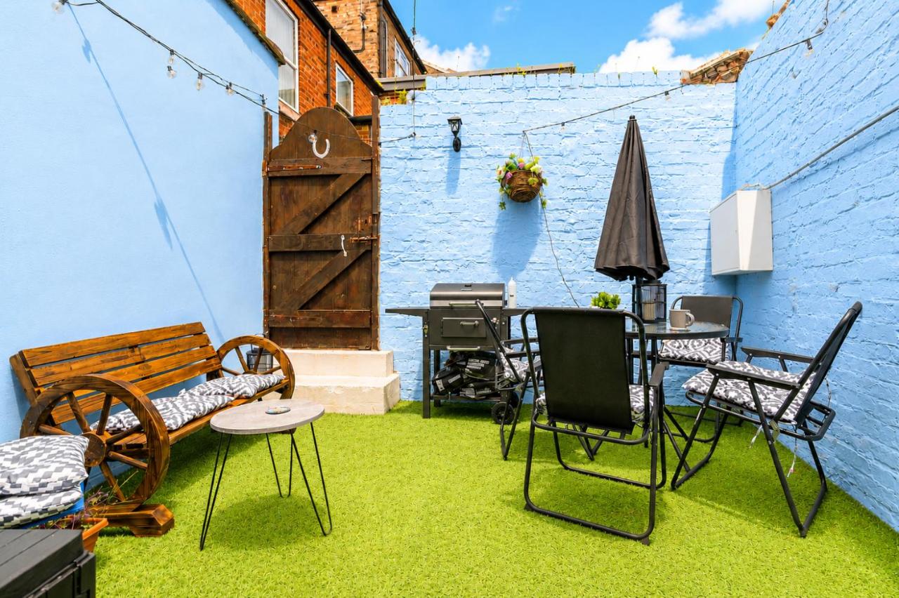 Stylish Whitby Retreat Sleeps 7 Harbour Views - Bed and Breakfast Whitby