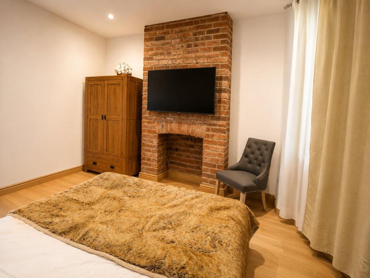 SidemerseyLivings - Step-Free 4BR Home, Ground Floor Bed & Bath, Private Gated Parking - Chambres d'hôtes Liverpool