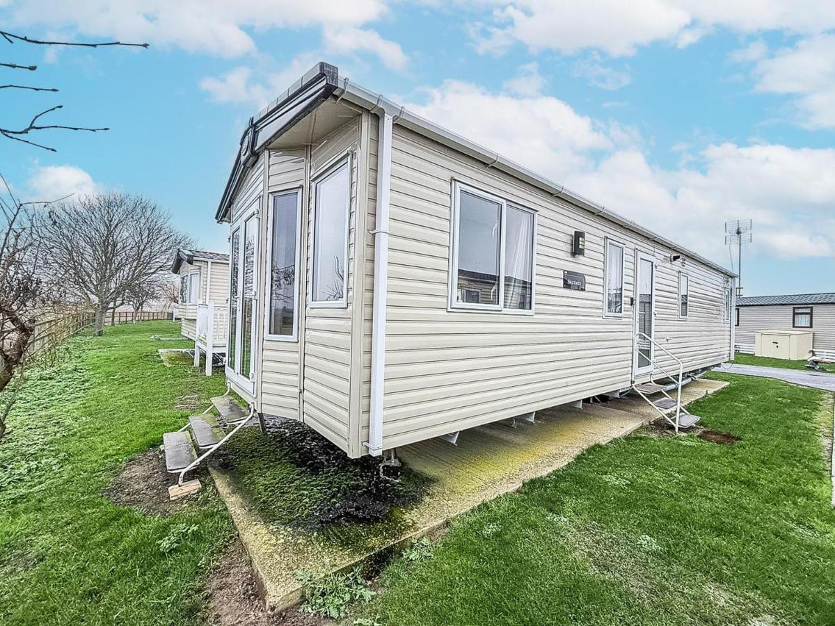 6 Berth Caravan For Hire At Seawick Holiday Park By The Beach Ref 27011Hv - B&B Clacton-on-Sea