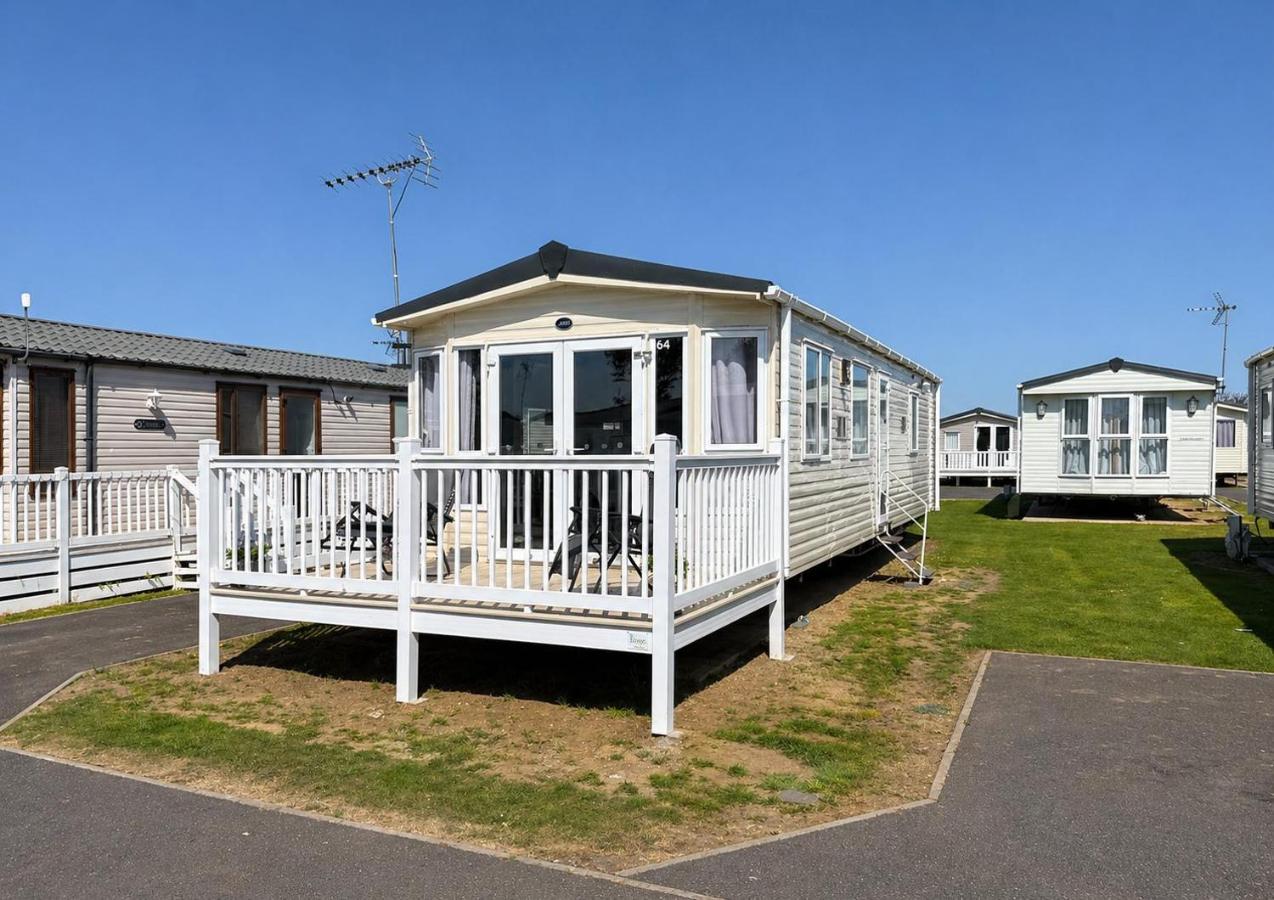 6 Berth Caravan With Decking For Hire In Essex, Seawick Holiday Park Ref 27015Hv - Ferienwohnung Clacton-on-Sea