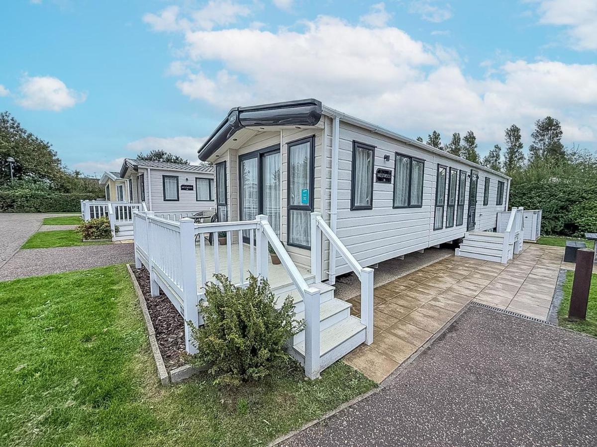 6 Berth Caravan With Decking At Caister Haven Holiday Park Ref 30032P - B&B Great Yarmouth