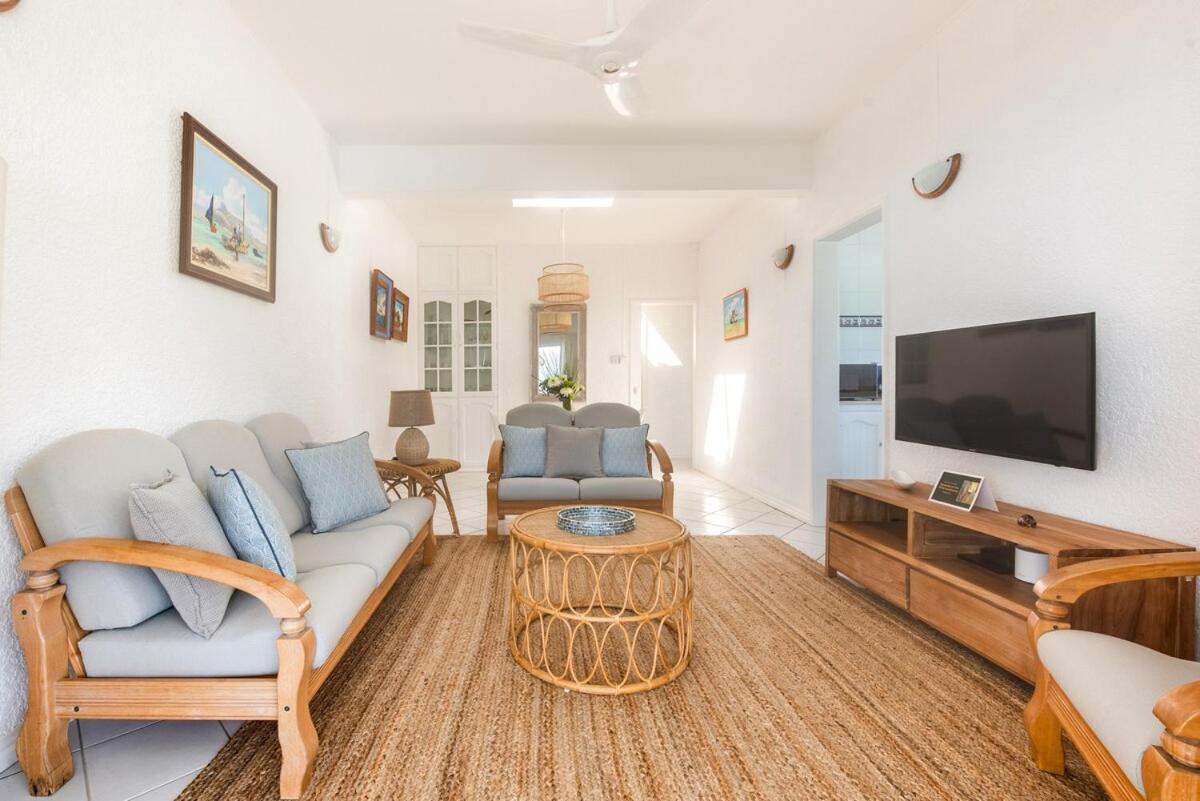 Quaint 1st floor beach apt in a fishing village - B&B Grand Gaube