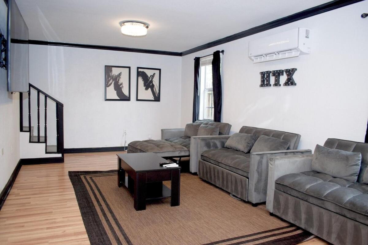 Private Entire Home Near NRG Stadium, Hobby Airport, Downtown Houston - Bed and Breakfast Houston