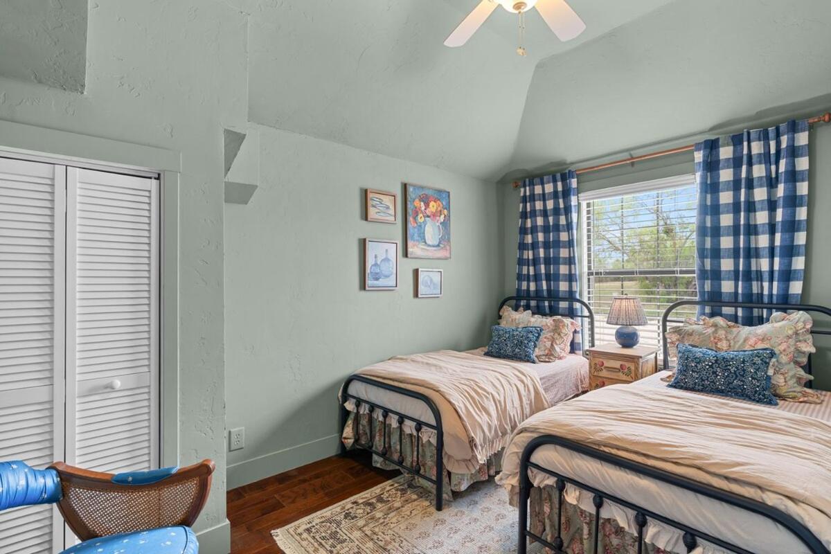 Near Wineries and Main St Private Hot Tub and Parking - Bed and Breakfast Fredericksburg