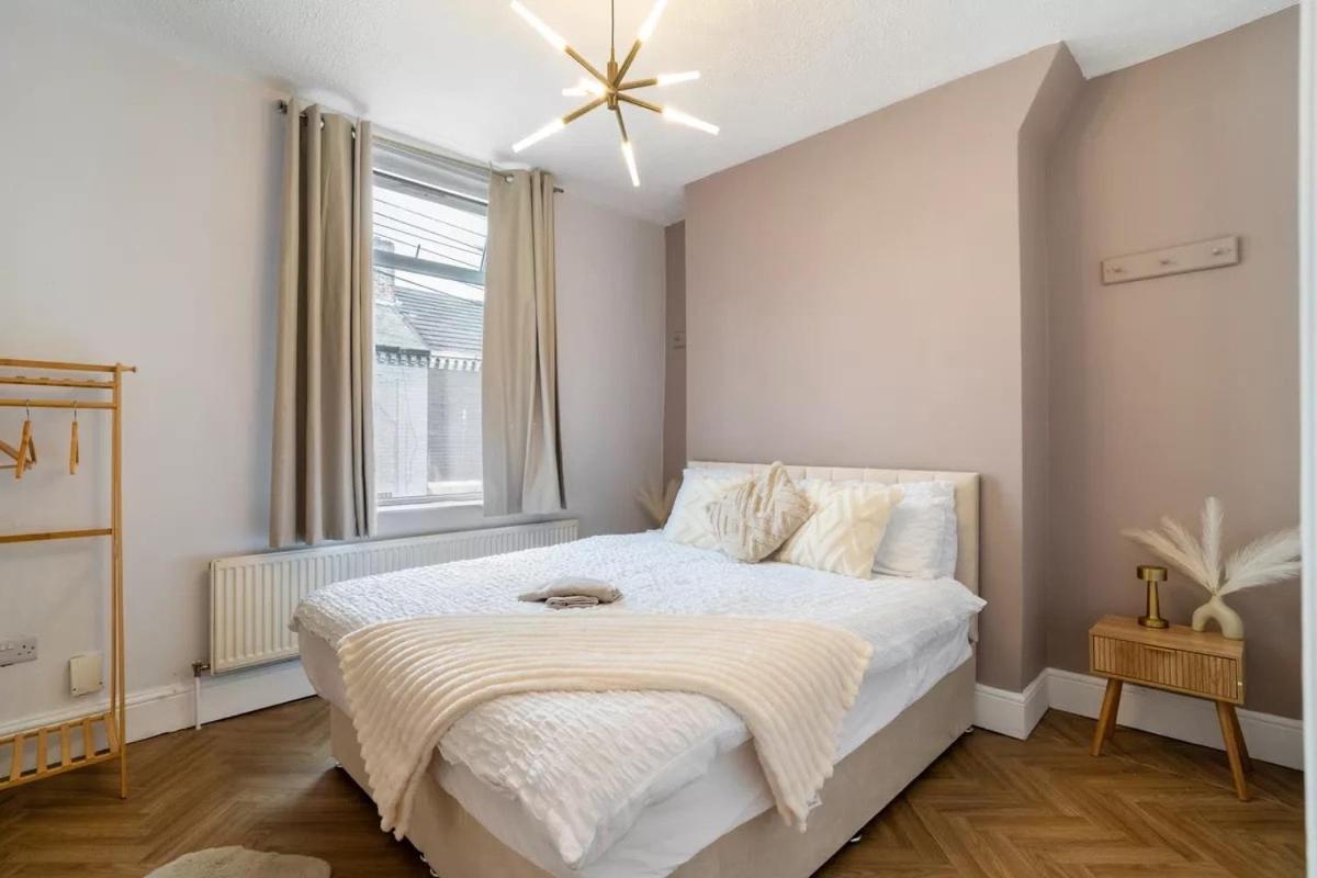 Liverpool Home Fast Wi-Fi, Parking & Long Stays - Chambres d'hôtes Liverpool