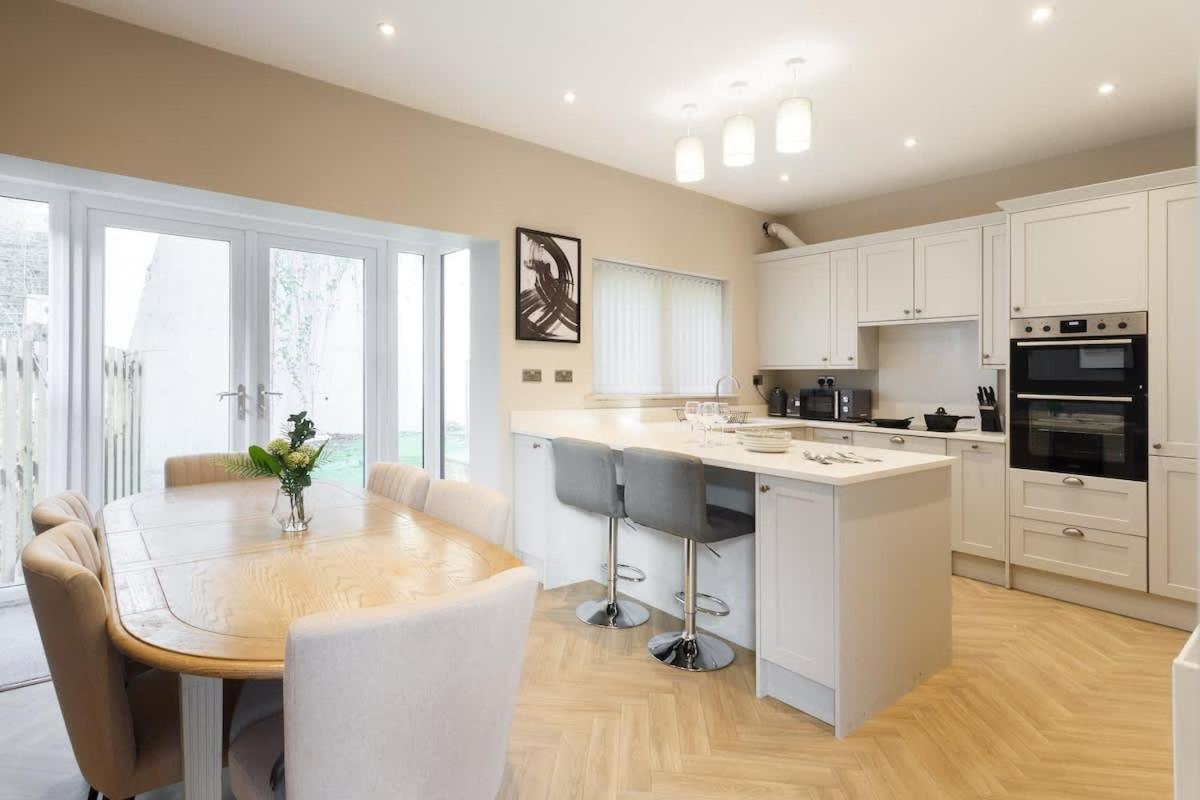 Spacious New 6 Bed House - 5 Bathrooms - SLEEPS 12 - Ferienwohnung Leeds