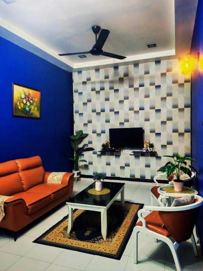 Mira Mirza Homestay - B&B Seri Gading