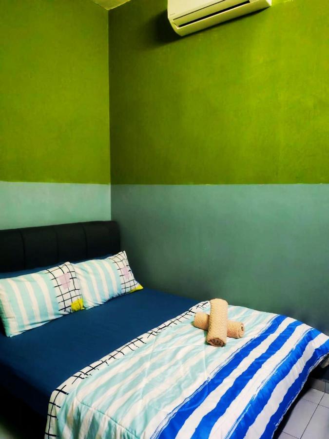 Mira Mirza Homestay - B&B Seri Gading