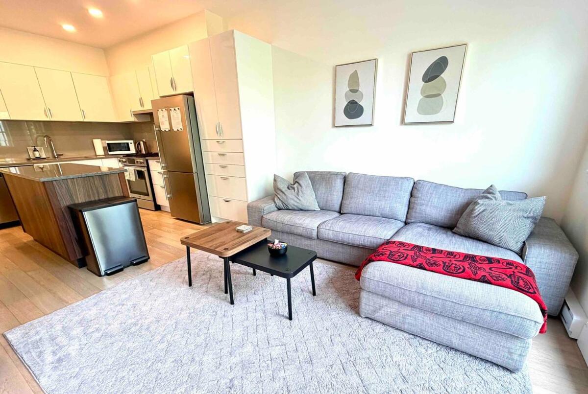 Bright and Convenient Renfrew Collingwood 2 bed 2 bath - Bed and Breakfast Vancouver