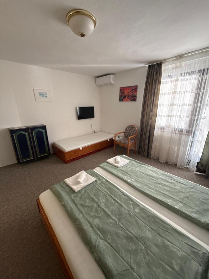 Zweibettzimmer mit Balkon