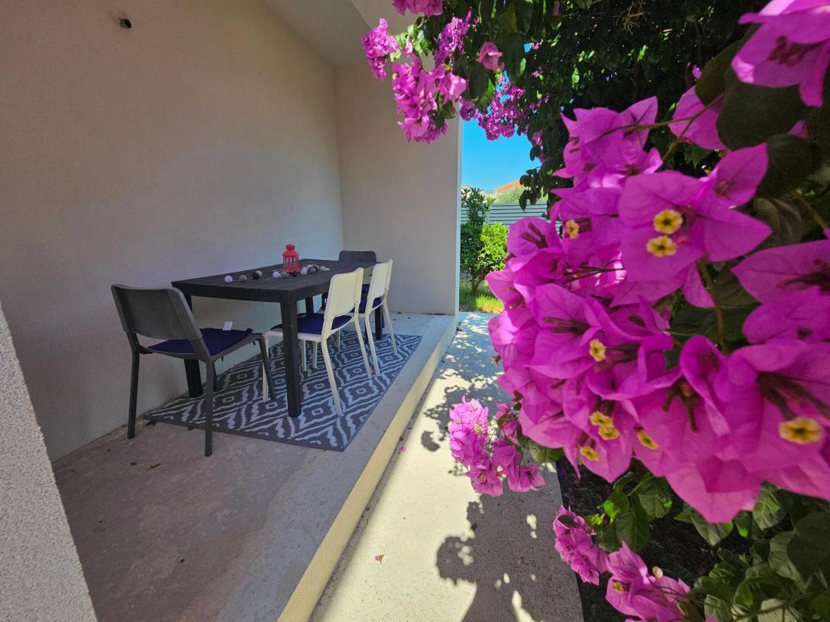 Prostrani apartman pješice do plaže, parking, terasa s mediteranskim biljem - Chambres d'hôtes Kutleše