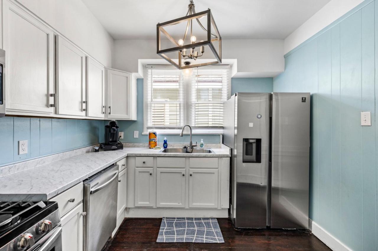 M Street Double Top Floor of a Historic Triplex Sleeps 12 Walk to Beach - B&B Galveston