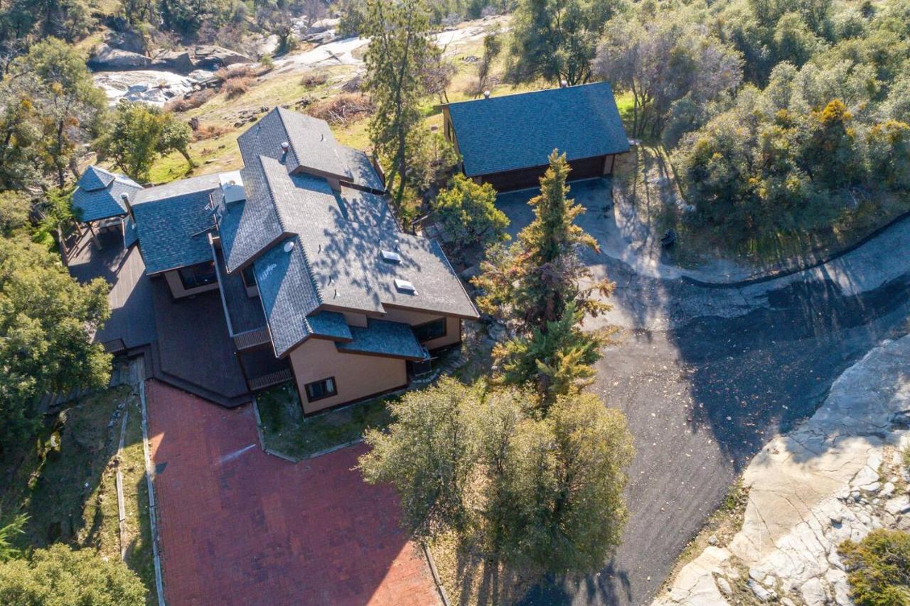 Creekside 9 acre Retreat Near Yosemite Games room - B&B Oakhurst
