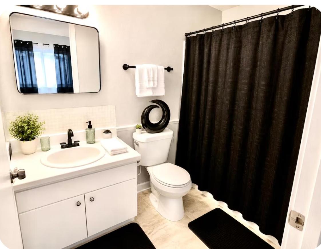 4BR 3 BA Retreat Near Randolph AFB Sleeps 8 Fast WiFi - Chambres d'hôtes Schertz