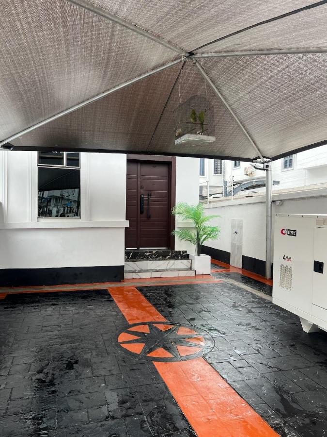 Modern 3BR Smart Villa near Lekki Conservation with Inverter PS5, Hot Tub and Gym - B&B Iboju