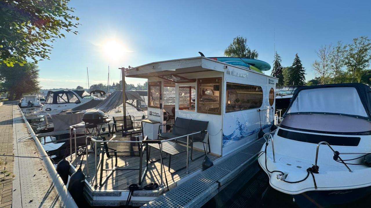 Hausboot in Berlin, festliegend im Yachthafen Schmöckwitz, mit Heizung - Chambres d'hôtes Berlin