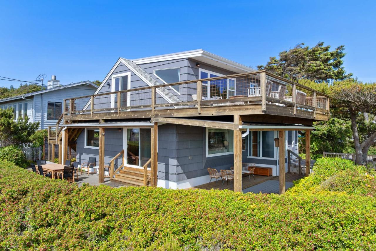 Gorgeous dog-friendly home with spectacular ocean views & deck - walk to Main St - Bed and Breakfast Manzanita