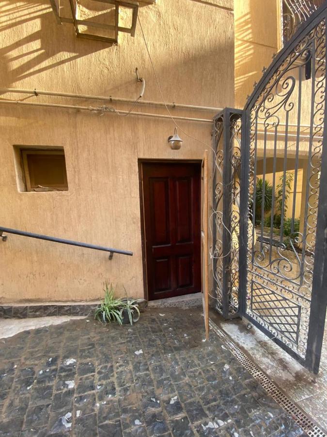 Private Room, Own Entrance in a Villa, 5th Settlement - Ferienwohnung Kairo