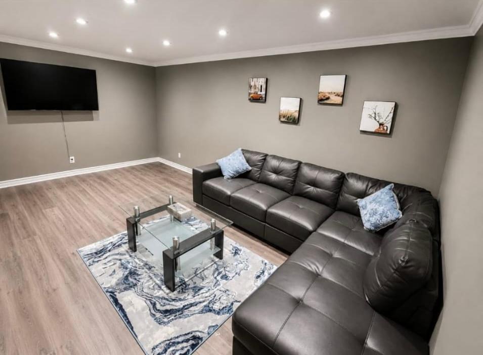Elegant 3BR Townhome with Lounge, Parking - B&B Vaudreuil-Dorion