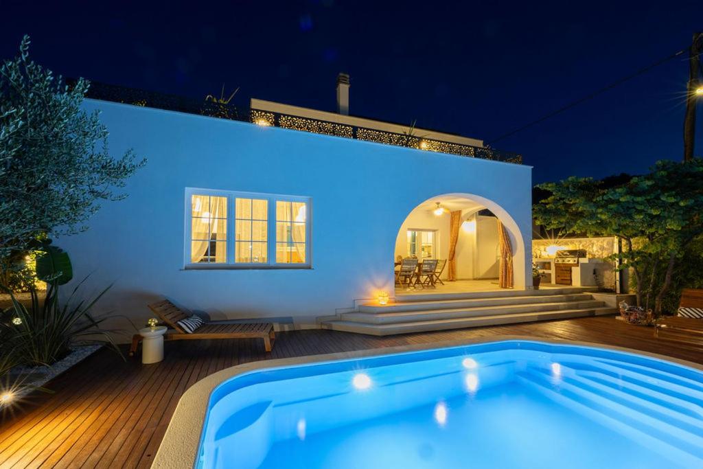 The Three Flowers Pool House - B&B Traù