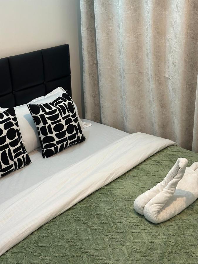 Modern Studio near Karen with Pool WiFi and Parking - Chambres d'hôtes Ongata Rongai