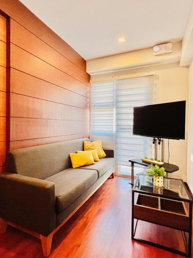Spacious Deluxe Room near Malls and Food Strip - B&B Bacólod