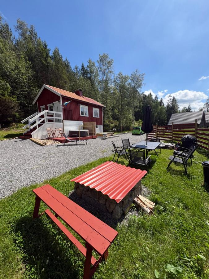 Nordic Stuga - Nature Escape with Spa bath and Starlink Wifi - Chambres d'hôtes Hindås