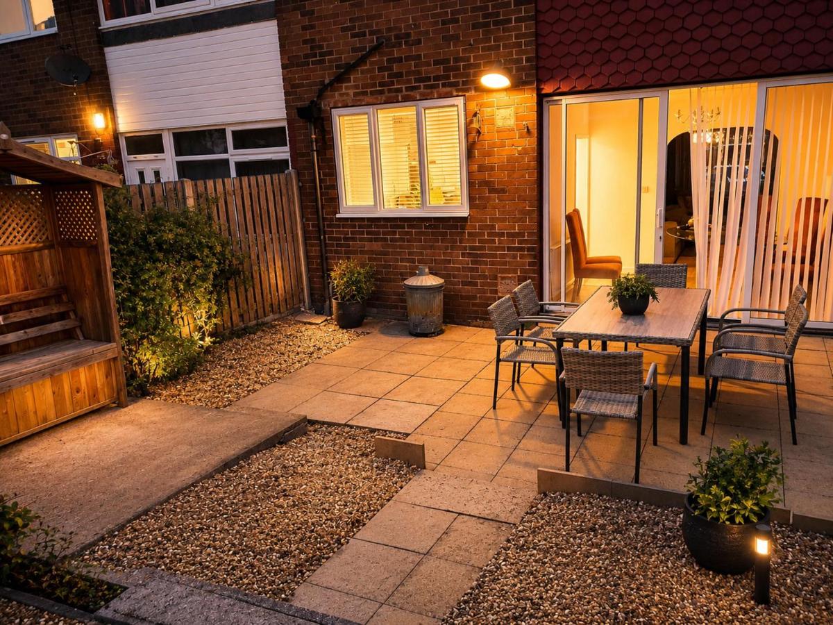 Cosy Nook - 3 Bedroom Retreat with Private Garden, Parking and Media Wall - Chambres d'hôtes Belle Isle