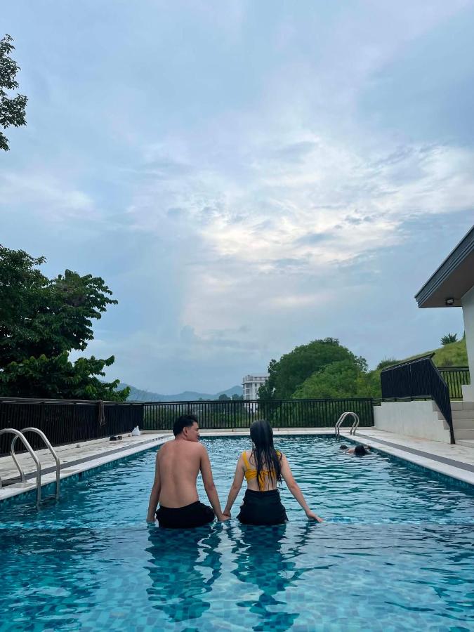 Noir Suites by Cloud & Rey Staycation Rentals - Bed and Breakfast Roxas City