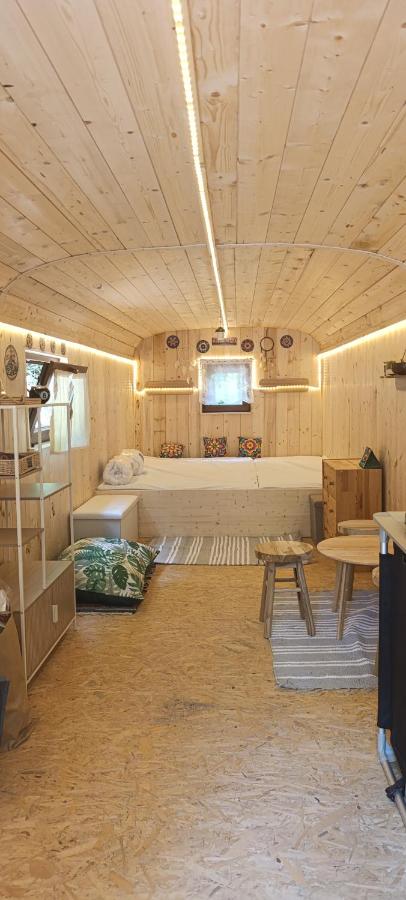 Maringotka pod hvozdem - Bed and Breakfast Spešov
