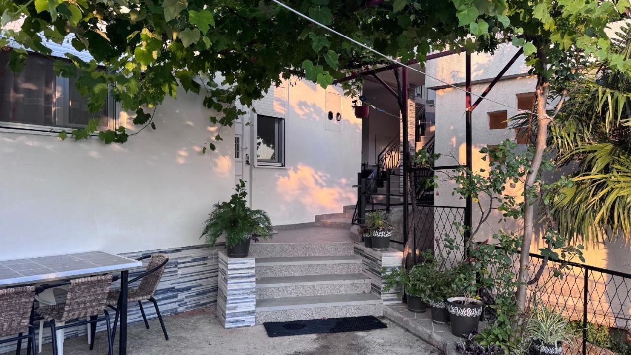 Private guest-house Gutic - B&B Sutomore