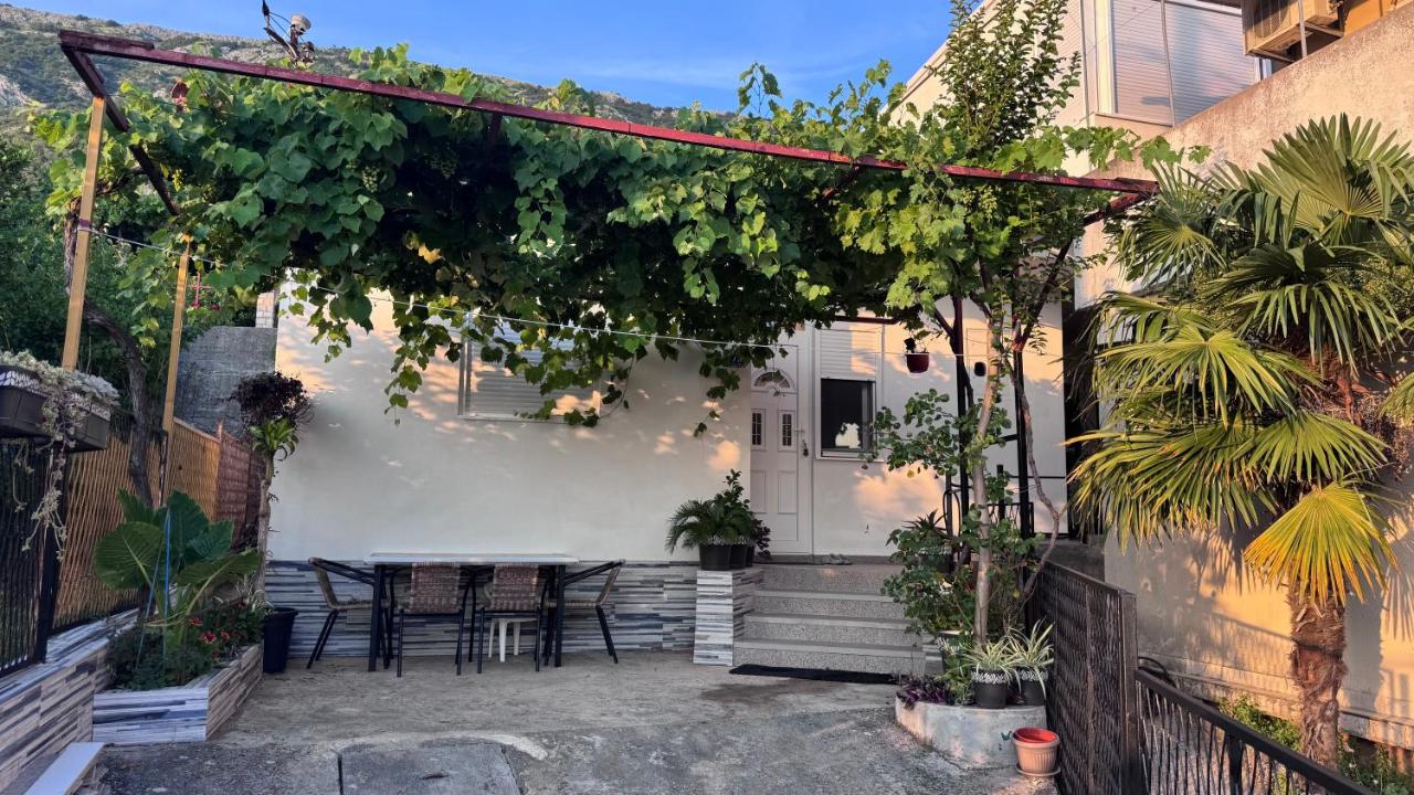 Private guest-house Gutic - B&B Sutomore