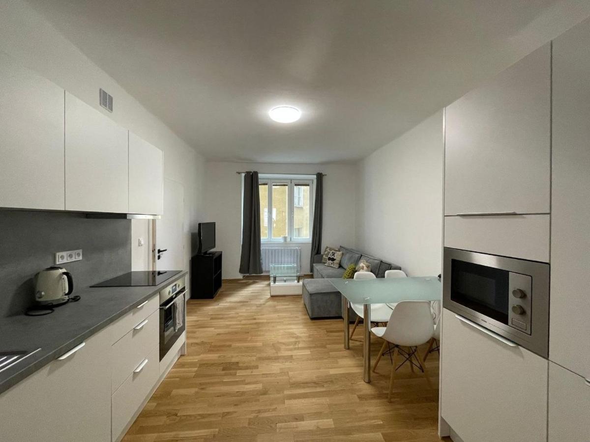 Modern and comfortable apartment for up to 5 guests located in the popular Prague 6, 10 minuts to city center - Chambres d'hôtes Prague