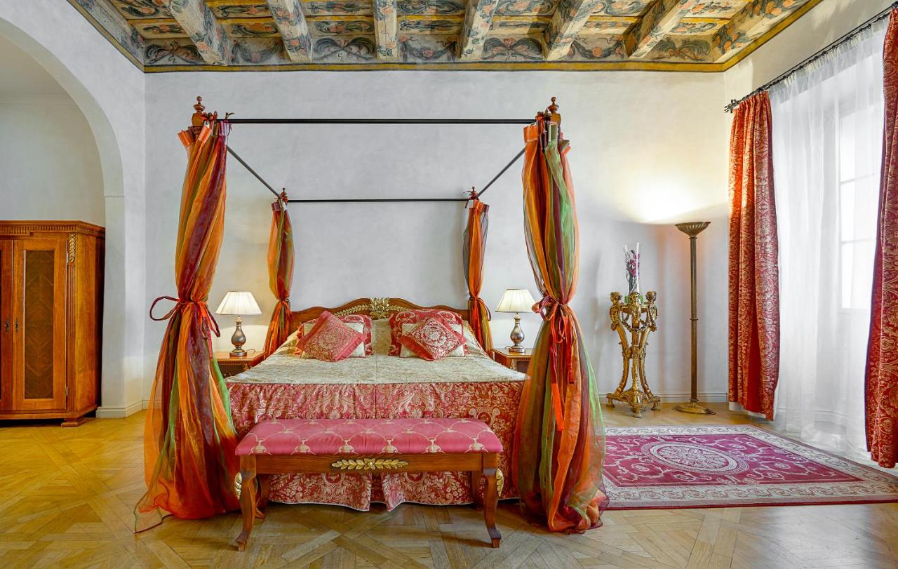 King Suite with Street View
