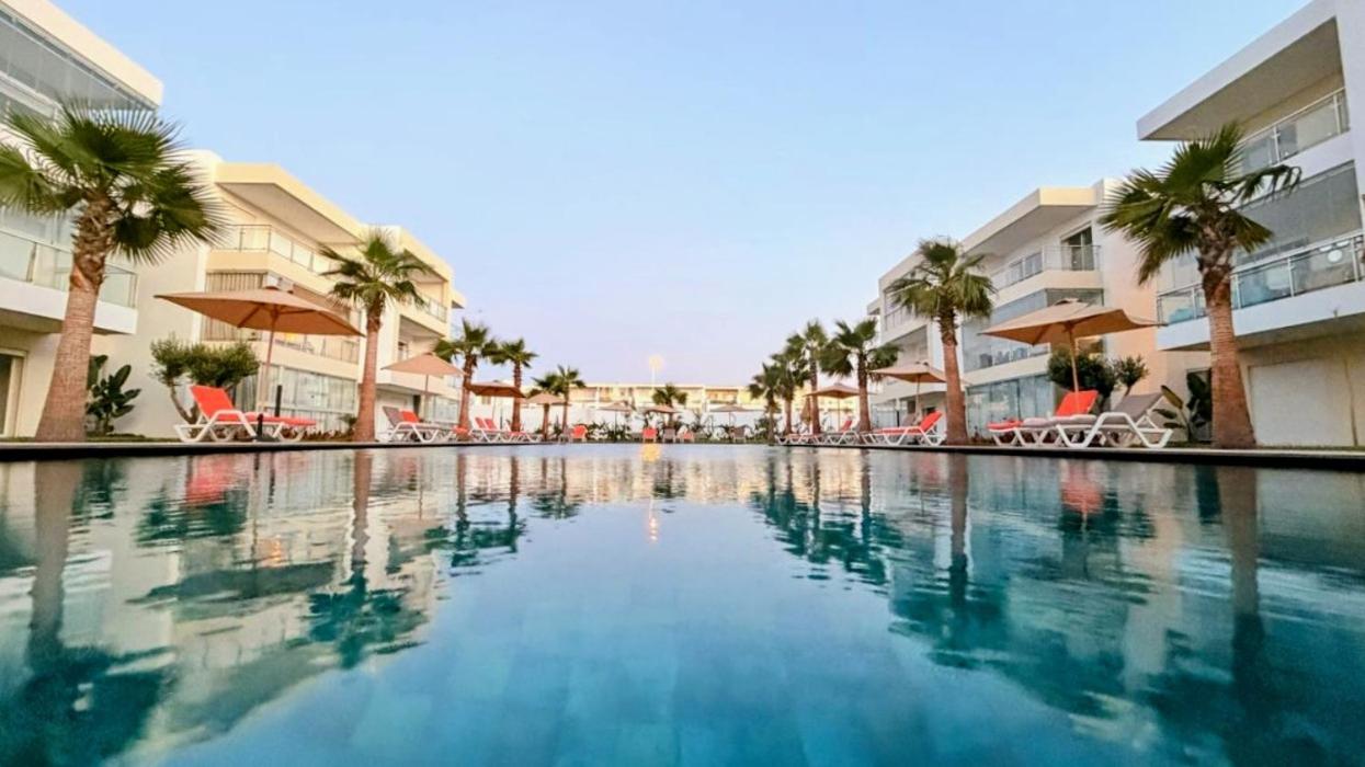 Véranda Face Piscine & 5 Zones de Jeux - B&B Sidi Rahal