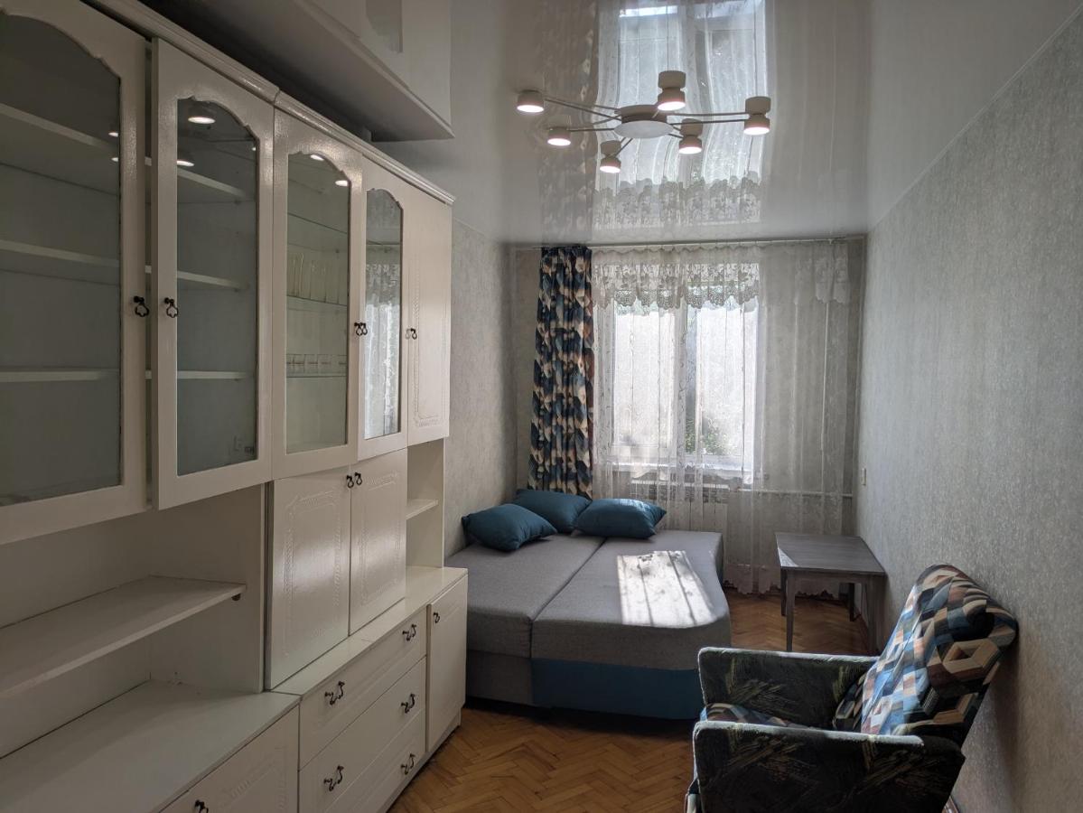 3-Room Flat near Shelter, Demiivska Metro & Bus Station - Chambres d'hôtes Kiev