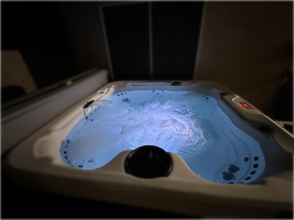 Vegas Retreat with Hot Tub & Game Room - Chambres d'hôtes Las Vegas