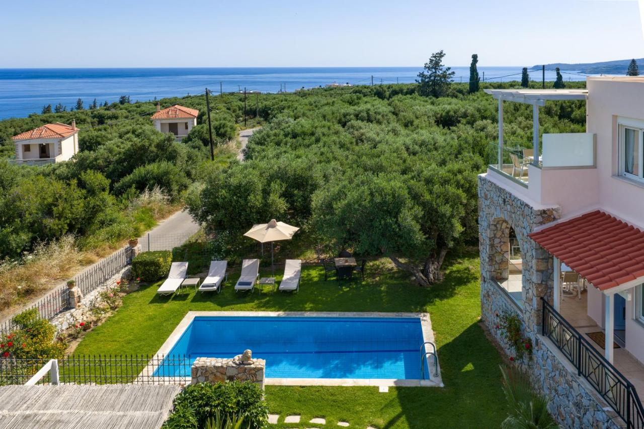 Sea view villa Manolis with private pool near the beach - Chambres d'hôtes Kalyvès