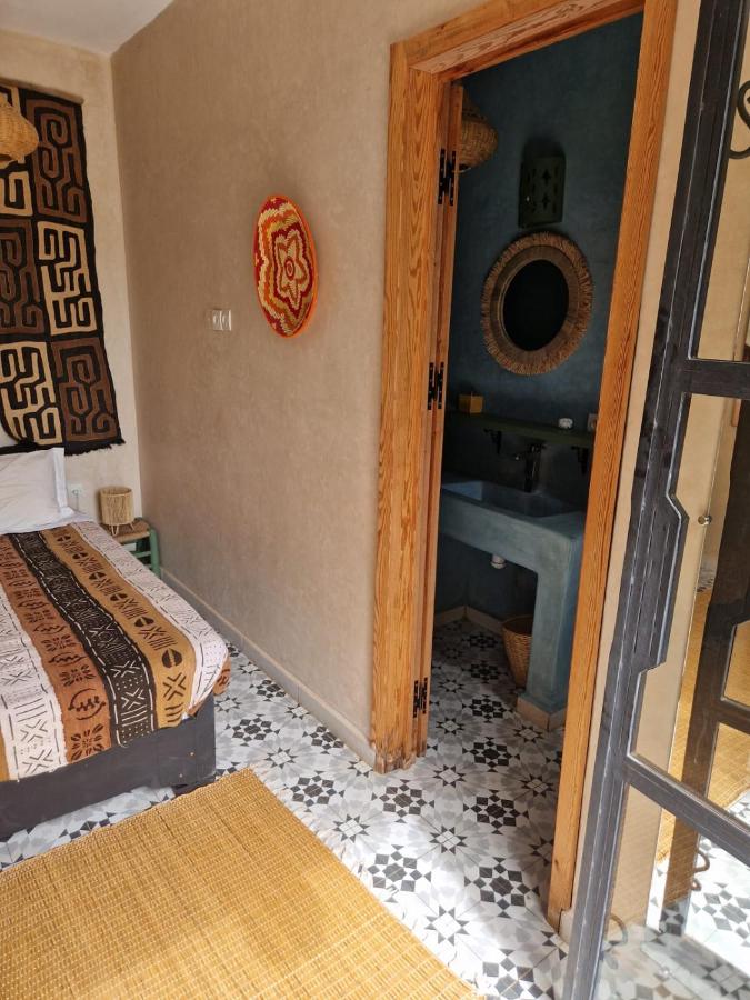 Zimmer mit Kingsize-Bett und Poolblick