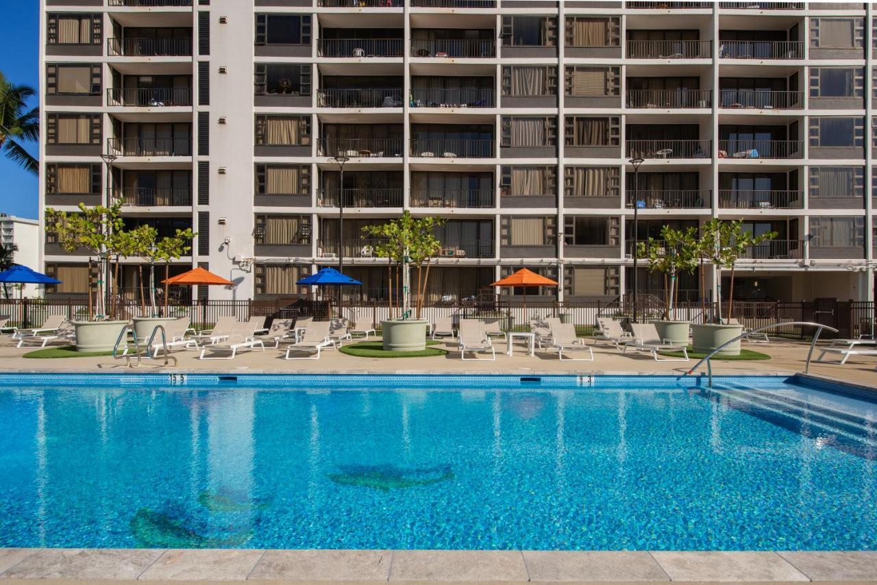 34th floor lanai with Diamond Head views, pool & hot tub access - B&B Honolulu